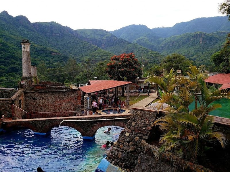 El balneario de aguas de manantial Ex Hacienda de Chalmita ofrece una entrada general que cuesta 50 pesos y abre solo los fines de semana. Foto: Facebook Ex Hacienda de Chalmita
