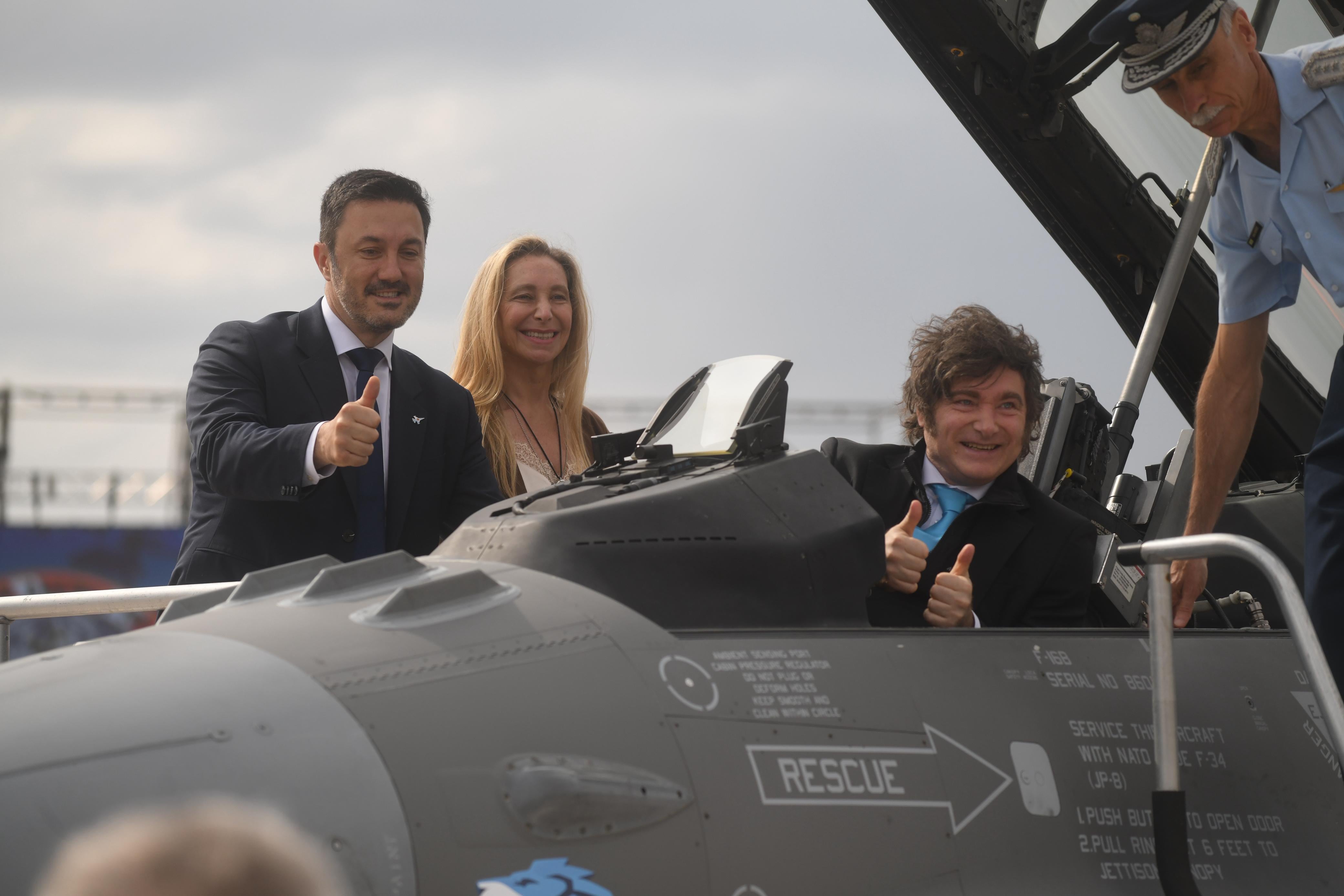 Tras la llegada de los F-16, Petri adelantó la compra de submarinos: “Hacemos soberanía con hechos y no de cotillón, como el kirchnerismo” Tras la llegada de los F-16, Petri adelantó la compra de submarinos: “Hacemos soberanía con hechos y no de cotillón, como el kirchnerismo”