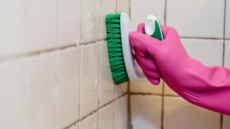 Ni vinagre ni bicarbonato: este producto promete dejar el baño reluciente sin esfuerzos