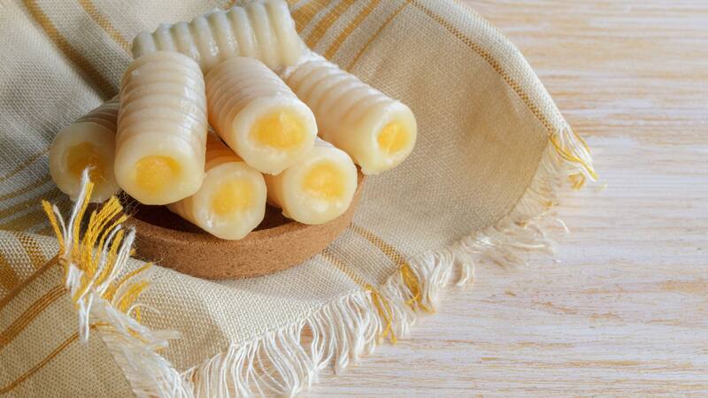 La forma final de estos canutillos rememora a huesos, de ahí el nombre.