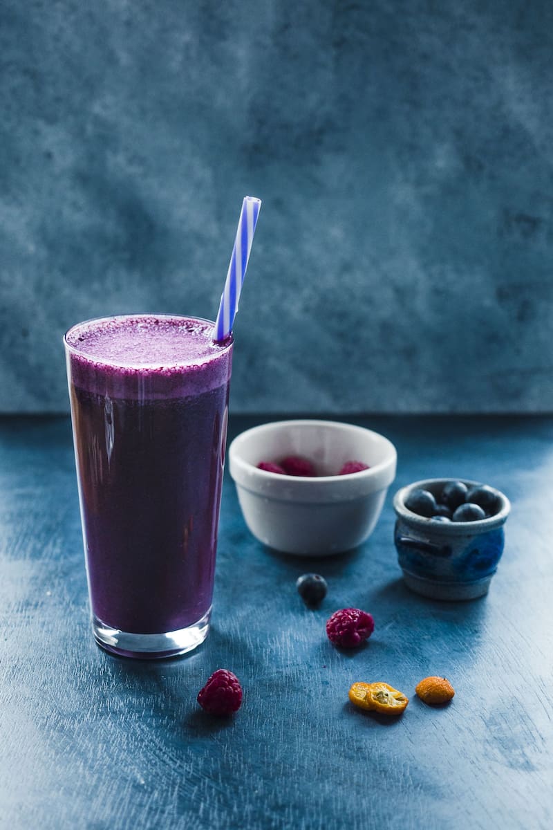 Estudios científicos respaldan la capacidad del jugo de arándanos para disminuir la presión arterial, promoviendo así la salud cardiovascular. (Foto: Freepik)