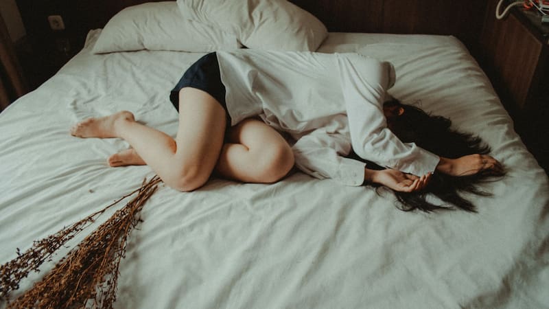 ¿Sufres violentos espasmos antes de dormir? Estos son los motivos, según la medicina.