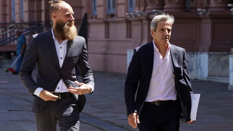 Luis "Toto" Caputo a la salida de la Casa Rosada.