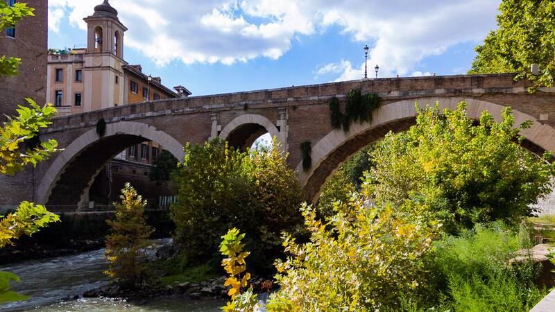 Su diseño con arcos de medio punto refleja la habilidad y visión de la ingeniería europea.