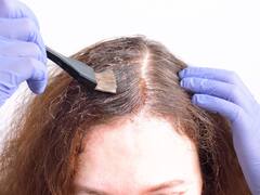 Adiós a las canas para siempre: la mezcla casera libre de tinturas y químicos para cubrirlas en un día