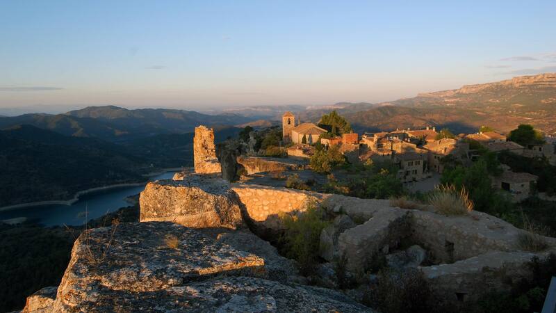 Las vistas desde el Salto de la Reina Mora ofrecen un paisaje impresionante del embalse y la sierra del Montsant.