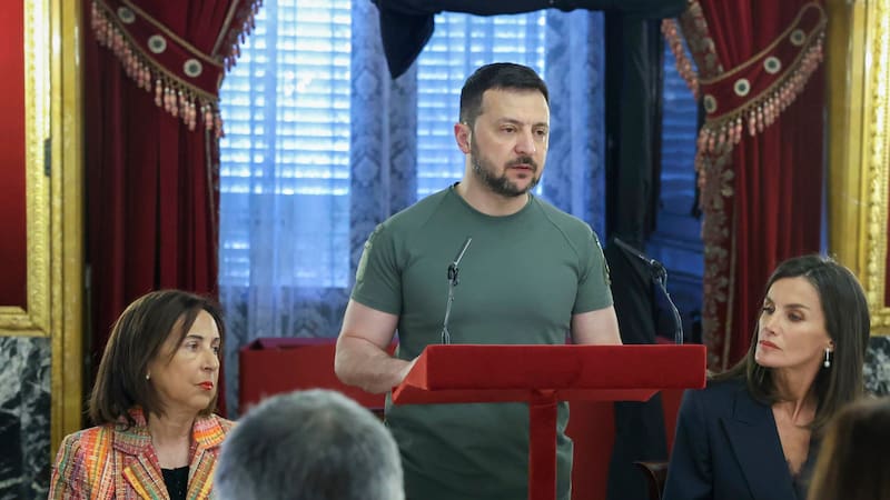 España reafirma su apoyo a Ucrania con un acuerdo militar de 10 años y mil millones en 2024.