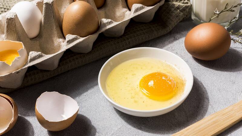 Se debe evitar el consumo o contaminación de alimentos crudos.