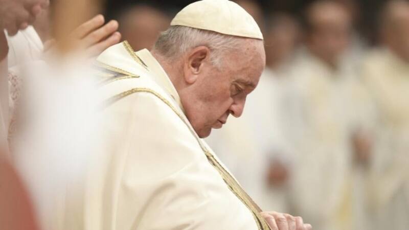Internaron al Papa Francisco por una severa enfermedad: qué dicen los médicos.
