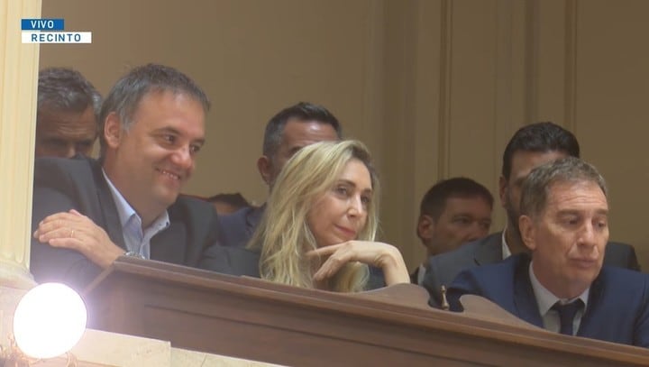Karina Milei mirando a Victoria Villarruel en la última sesión
