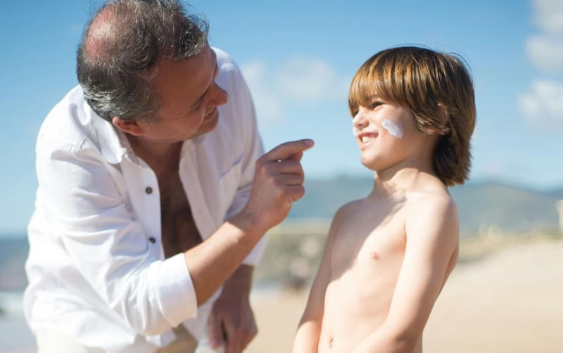 La piel tiene memoria: por ello es vital protegerla de los rayos del sol en cualquier momento de la vida. Foto: Pexles.