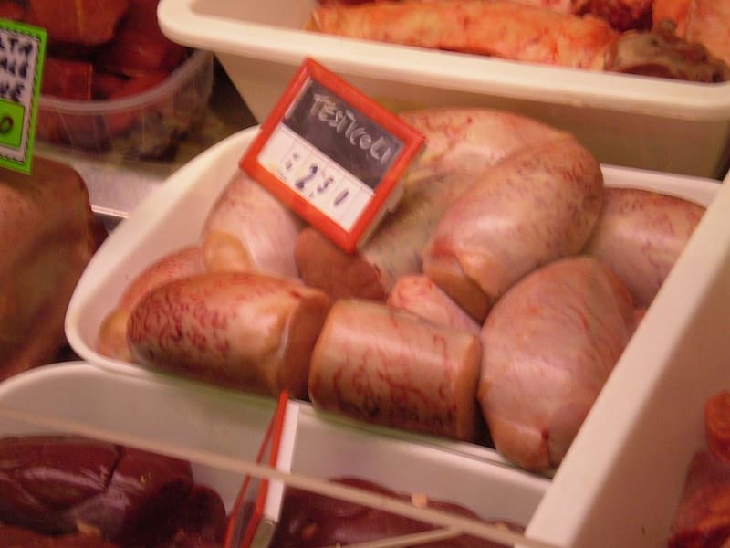 Criadillas de toro fritas: la sencilla receta para preparar un plato que celebra la cultura española. (Imagen: Wikimedia Commons / Lucarelli)