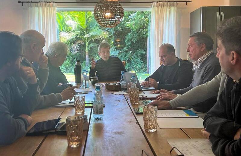 El equipo económico ajustó el gasto, pero los ingresos cayeron más que las erogaciones.