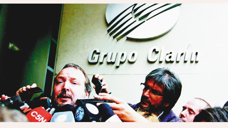El desplazado titular de la Afsca Martín Sabbatella, en la puerta del edificio del Grupo Clarín
