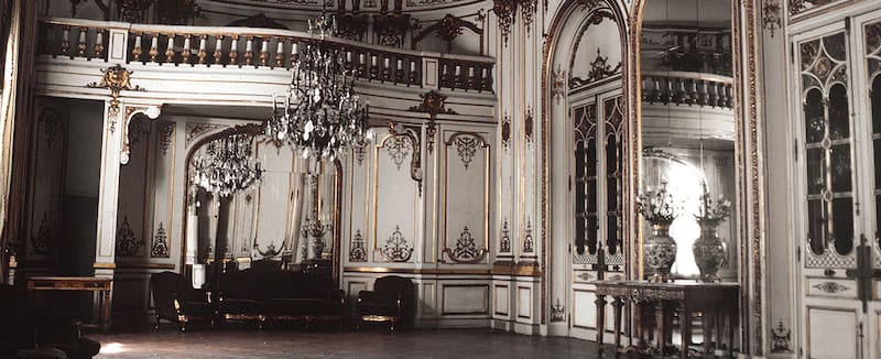 Algunos arquitectos comparan su fachada con el Palacio del Louvre ubicado en Francia.