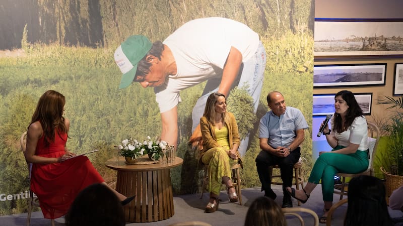La moderadora Diana Zurco junto a Natalia Giraud, Head de Asuntos Corporativos de Unilever; Claudio Galmarini, director del Centro Regional Mendoza-SanJuan del INTA y Ana Hernández Hermida, Brand Manager Knorr Argentina.