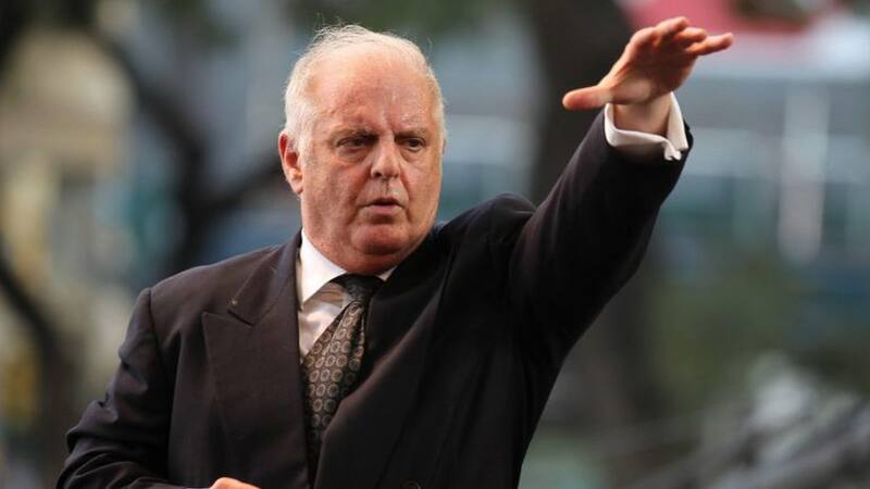 Barenboim explicó que daba un "paso atrás" en algunas de sus próximas actividades escénicas con una "combinación de orgullo y tristeza".