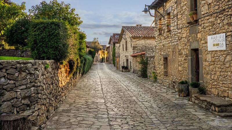 Es uno de los pueblos más bonitos de España: queda a dos horas de Barcelona y parece salido de un cuento