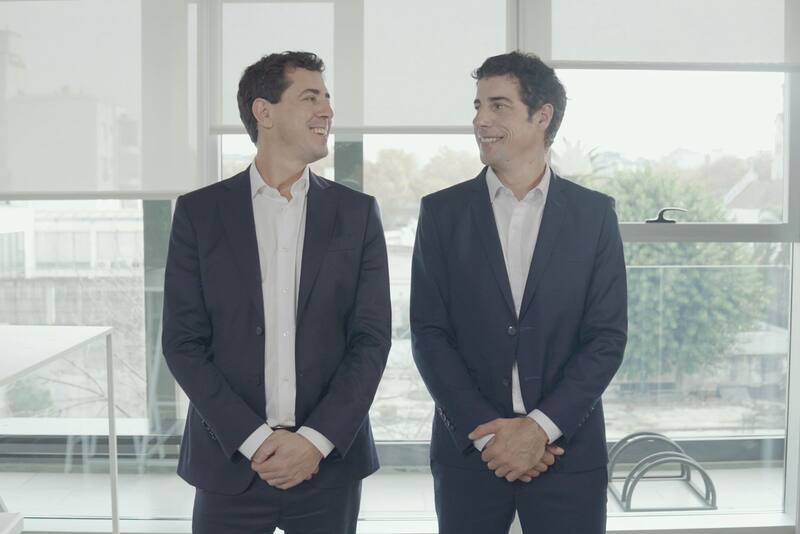 Eduardo "Wado" de Pedro y el actor Esteban Lamothe con quien suelen confundirlo