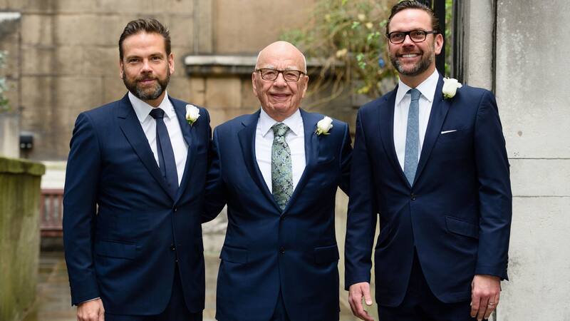 Rupert junto a sus hijos Lachlan (izquierda) y James (derecha)