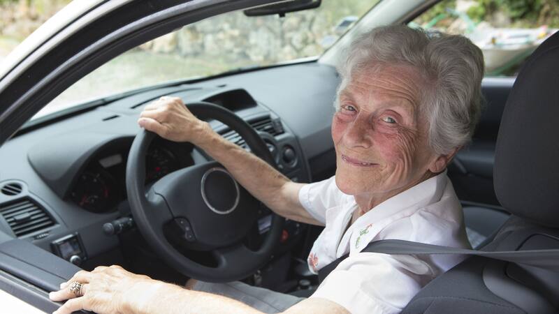 Atención, conductores: la DGT confirma a que edad se debe dejar de conducir y cuáles son las señales para hacerlo.