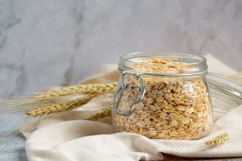 La avena nocturna es una excelente fuente de carbohidratos complejos, fibra, proteínas y minerales como hierro, magnesio y zinc. (Foto: Freepik)