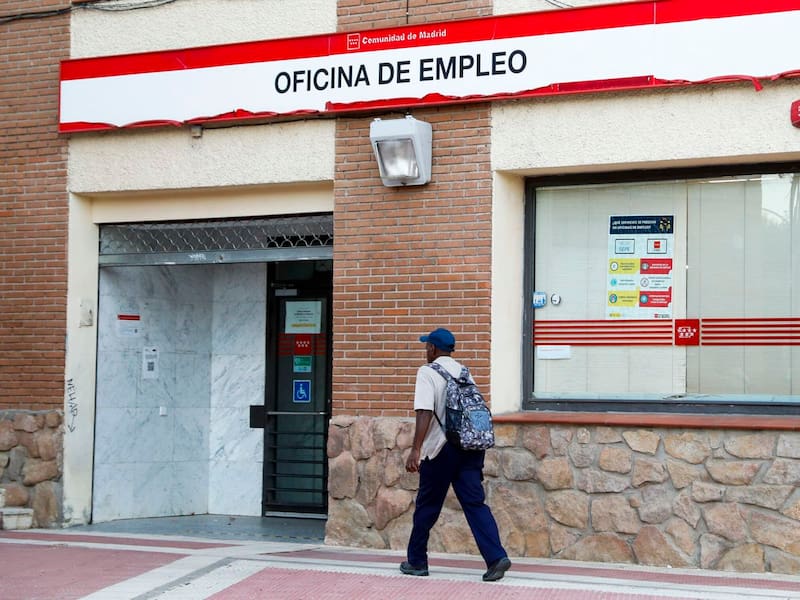 El SEPE recuerda la obligatoriedad de inscribirse como demandante de empleo para cobrar el paro. (Foto: EFE)