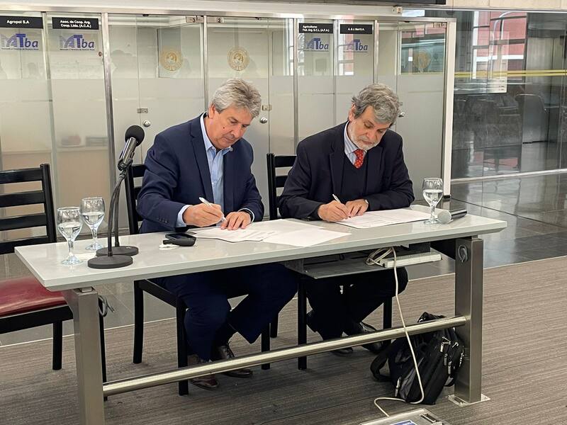 José Martins (CAA) y Fernando Lanza (CERA) firmaron un documento que entregarán al próximo Presidente de la Nación