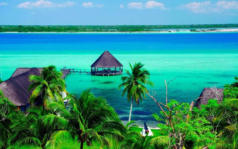 Rodeada de manglares y exuberante vegetación, puede recorrerse en pequeñas canoas para disfrutar sus casi 50 kilómetros de longitud y apreciar la maravillosa policromía de sus mansas aguas.