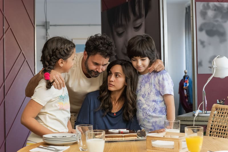 Megan Montaner y Miquel Fernández interpretan a la pareja protagonista de esta miniserie romántica del 2022. (Foto: Netflix)