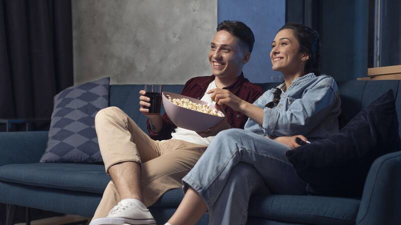 La miniserie italiana combina romance y suspenso en una trama que explora las complejidades de las relaciones familiares y los intereses ocultos.