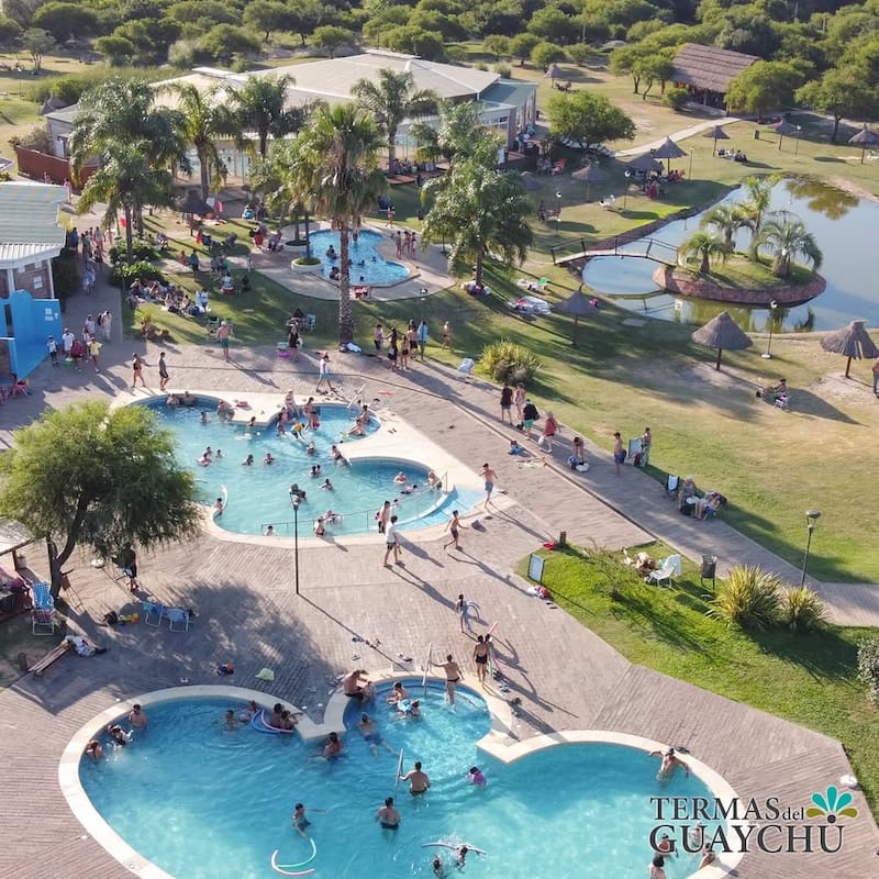 El complejo cuenta con 9 piletas termales, ideales para relajarse y disfrutar de las aguas curativas. (Foto: Instagram @termasgaychu)