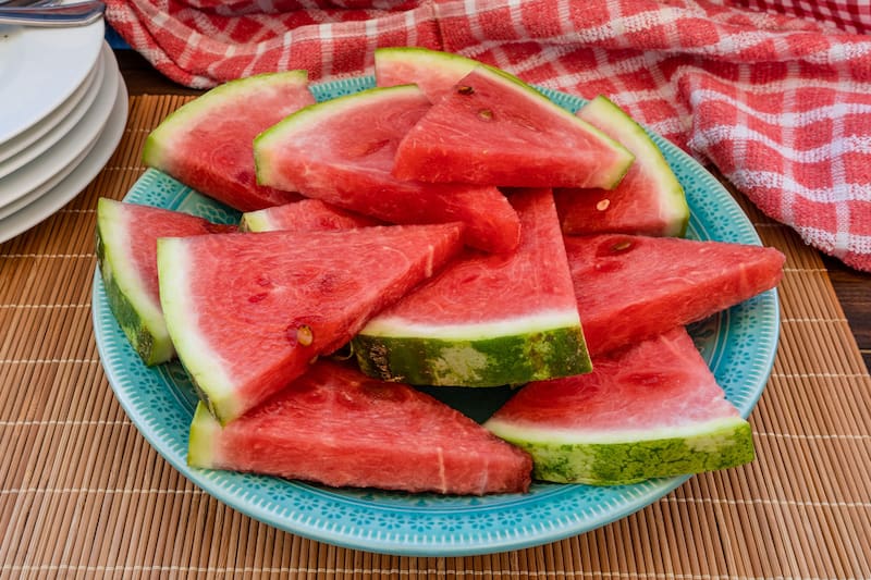 ¿Solo agua? Descubre otras opciones para mantenerte hidratado. Fuente: FreePik.