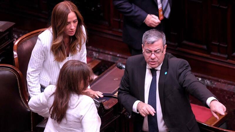 UP quedó afuera de las negociaciones que el oficialismo celebra en paralelo al debate en comisión