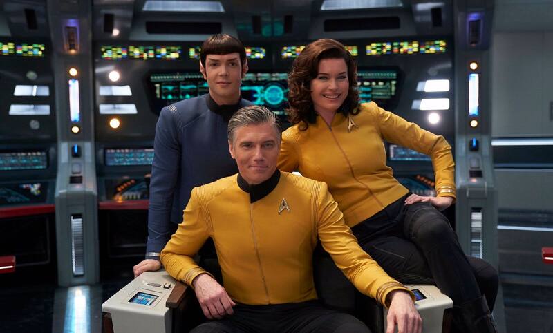 Anson Mount, con Ethan Peck y Rebecca Romijn en el set de Star Trek: Discovery.