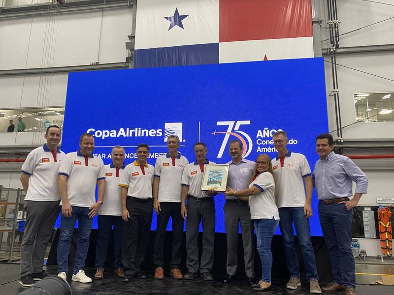 Heilbron junto a colaboradores que fueron reconocidos por su trayectoria en la compañía.