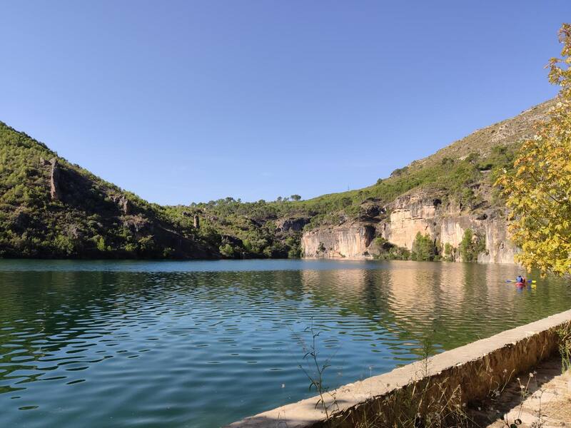 Ermita Nuestra Señora de los Desamparados desde la presa de Buendía (Foto: es.wikiloc.com)