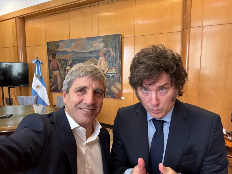 El ministro de Economía, Luis Caputo, y el presidente Javier Milei