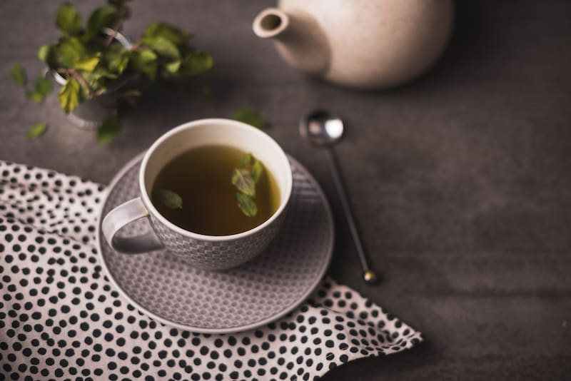Una de las mejores formas de combinar el té de cúrcuma es con otra infusión, como el té verde (Fuente: Freepik)