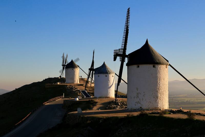Don Quijote confundía los molinos de viento con dragones. Así, Miguel de Cervantes se burlaba de las obras de caballería, muy populares en aquel entonces. (Imagen: Pixabay)