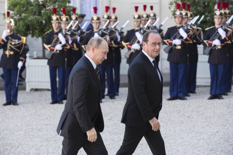 Putin en Francia en 2015 con el entonces presidente Francois Hollande - Bloomberg