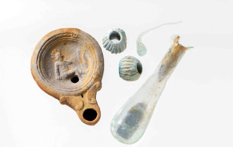 La lámpara, las joyas y el frasco de vidrio son algunos de los objetos encontrados. (Fuente: Museo de Arqueología de Londres).