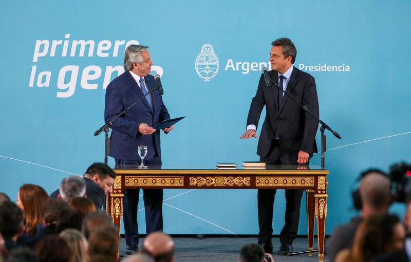 Alberto Fernández con Sergio Massa, durante la jura del segundo como ministro de Economía
