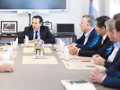 Negocian con bancos privados para descontar cheques al 29%