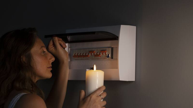 Durante las tormentas eléctricas, es crucial desenchufar los electrodomésticos para evitar daños por sobretensiones.