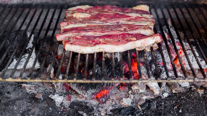 En las carnicerías hay cortes de carne opcionales para el asado, sabrosos y baratos