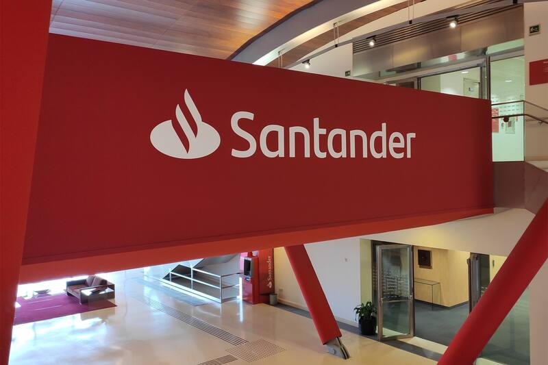 Banco Santander cambia su calendario de pagos: adelanta la fecha de cobro de las pensiones en agosto 2024. (Imagen: archivo)