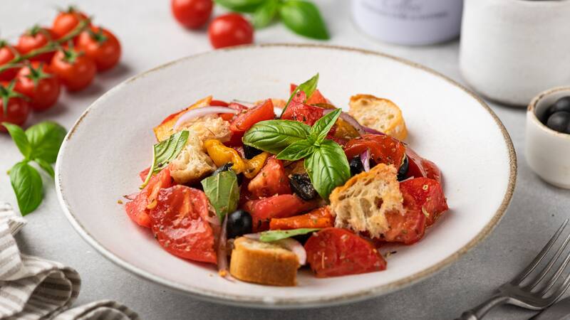 Panzanella toscana: paso a paso, cómo preparar una de las recetas tradicionales más exquisitas del mediterráneo.
