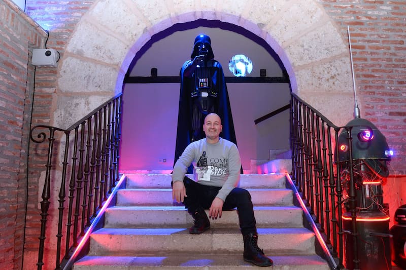 El escultor Juan Villa, posando con una figura de Darth Vader en la que él mismo trabajó. Crédito: EFE