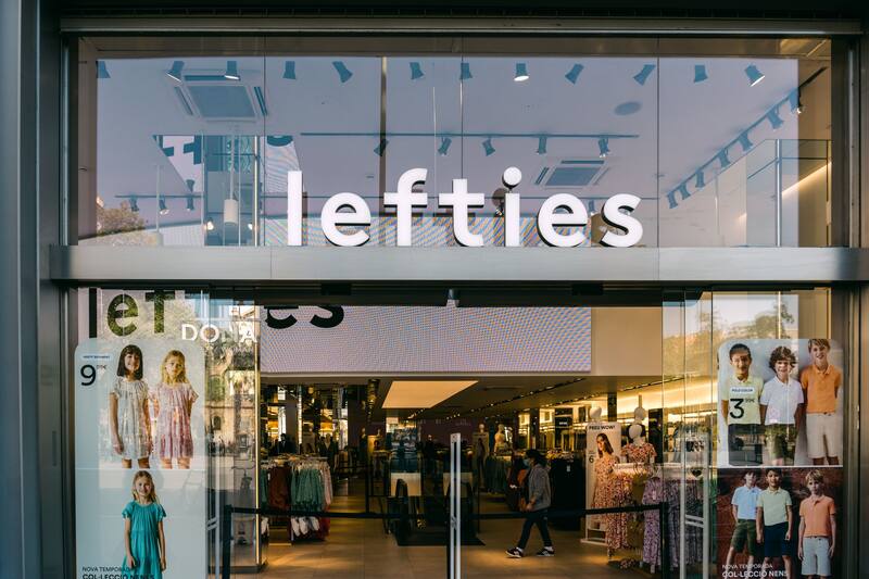 Lefties comenzó siendo un outlet de Zara y ahora vende sus propios productos (Fuente: Shutterstock)